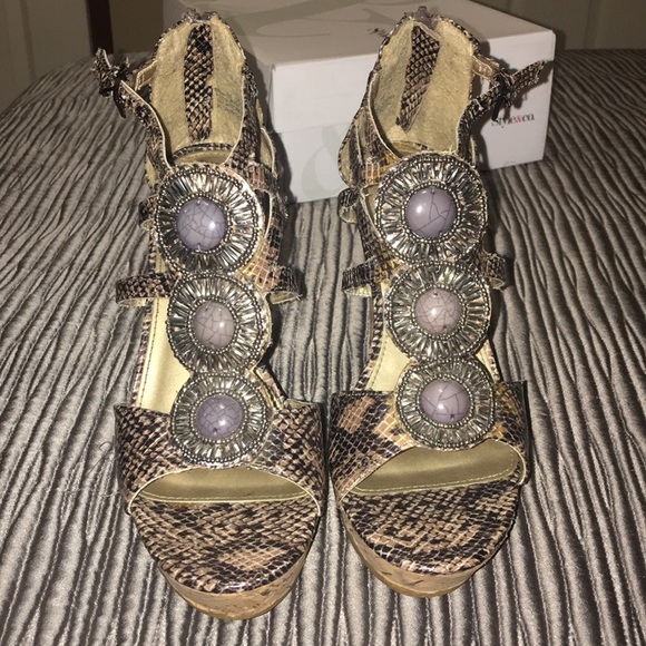 Beautiful brand new heels - Picture 3 of 3